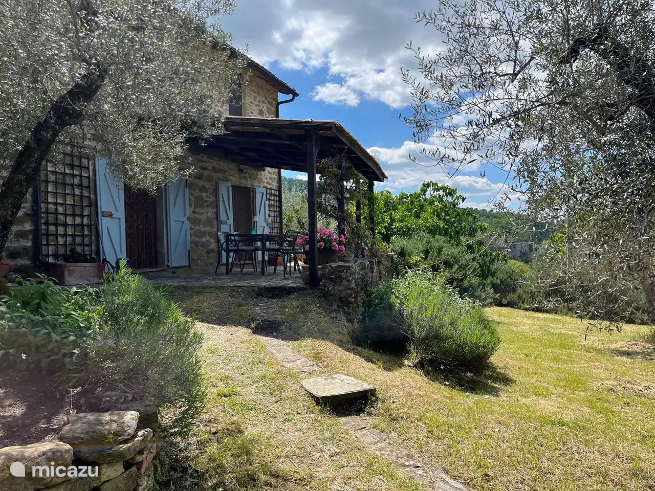 Das Hauptgebäude aus dem Nebengebäude