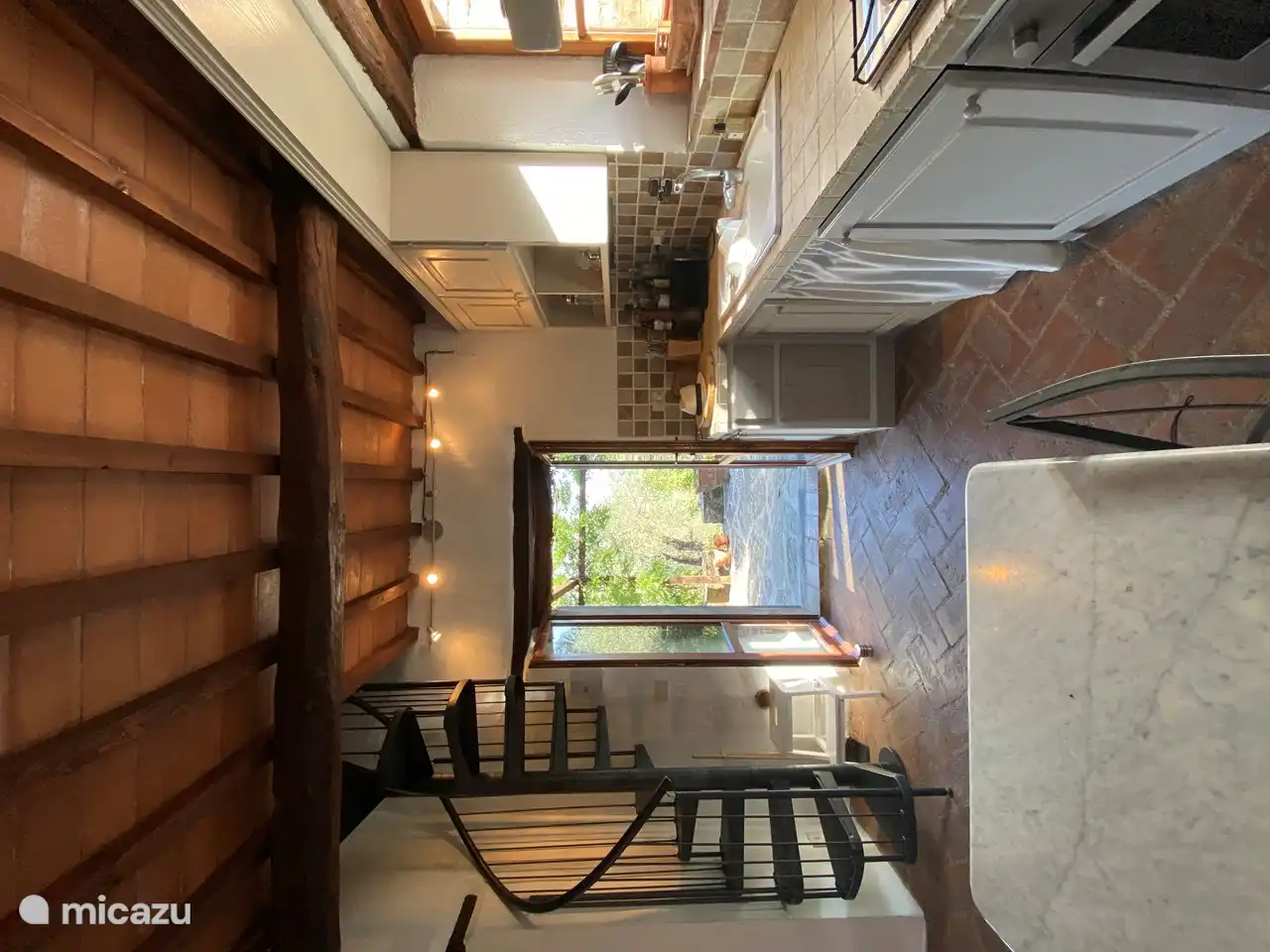 Die Küche mit Blick auf die Terrasse