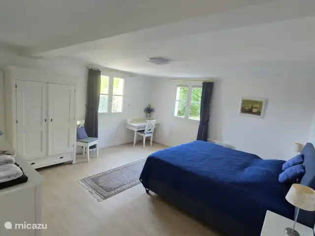 Vakantievilla Fleur de Lys huren in Frankrijk, Charente, Rouzède - villa Slaapkamer 6 (benedenverdieping) met king-size boxspring, kleding kast en commode