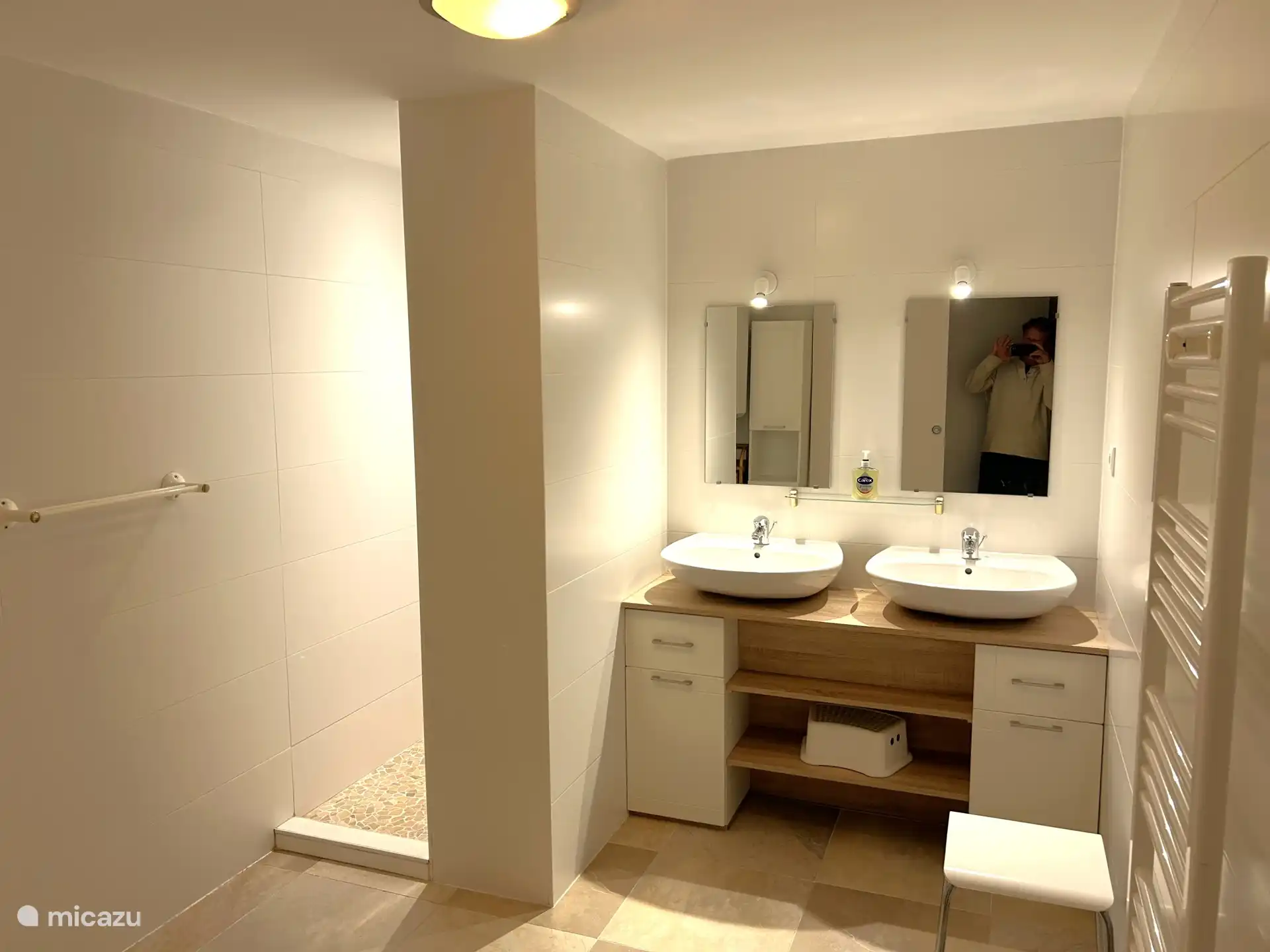 badkamer 4 (benedenverdieping) met dubbele wastafel, douche, handdoekradiator en apart toilet