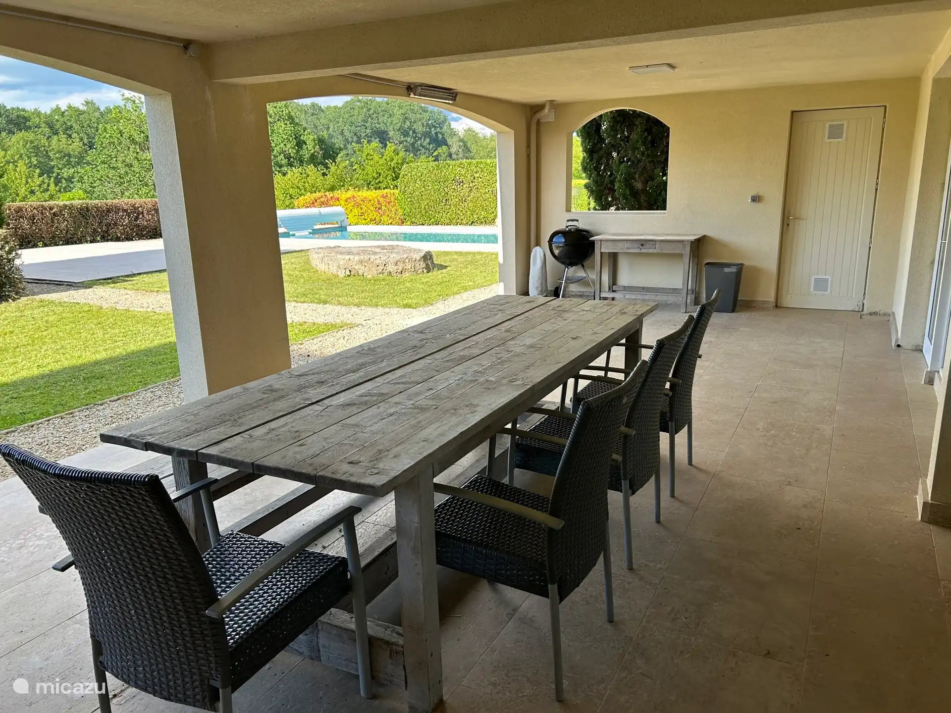 terras 2 (begane grond) met grote eettafel met bankje en stoelen, BBQ, Infrarood sauna, terrasverwarmers.
