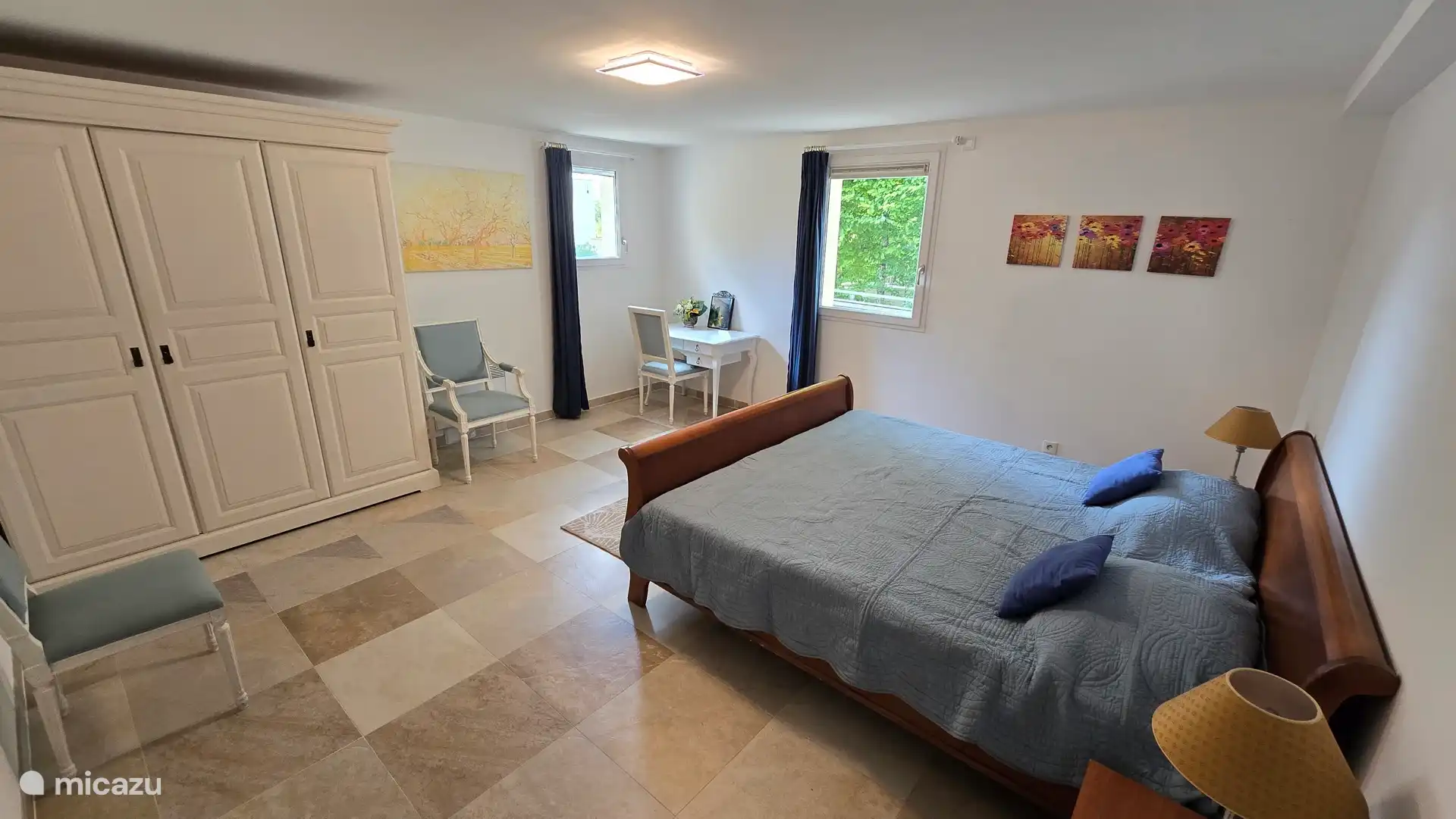 Schlafzimmer 5 (Untergeschoss) mit Kirschholz-Kingsize-Bett, geräumigem Kleiderschrank und Schreibtisch