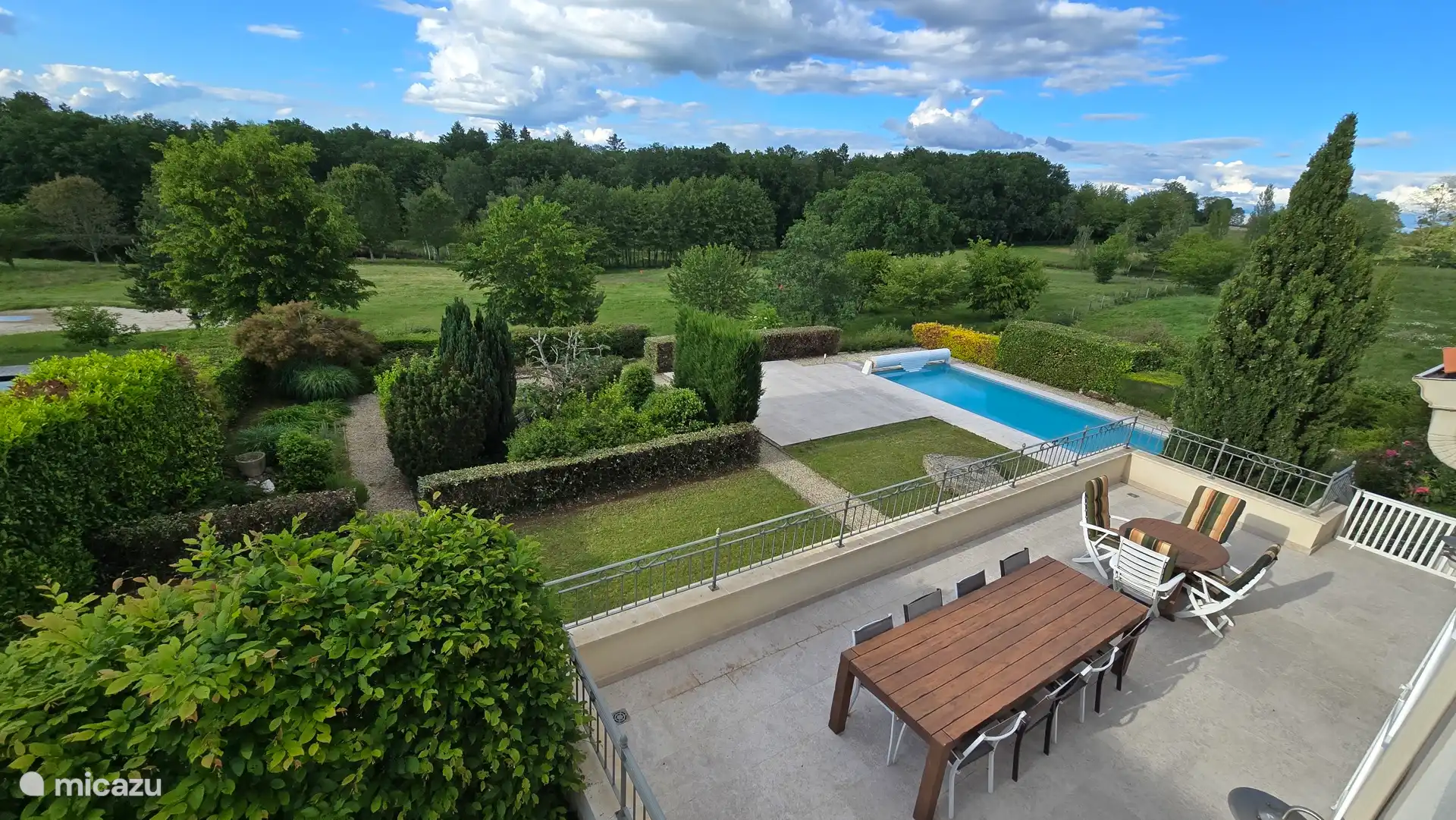 Uitzicht vanuit torenkamer op tuin met zwembad en golfbaan
