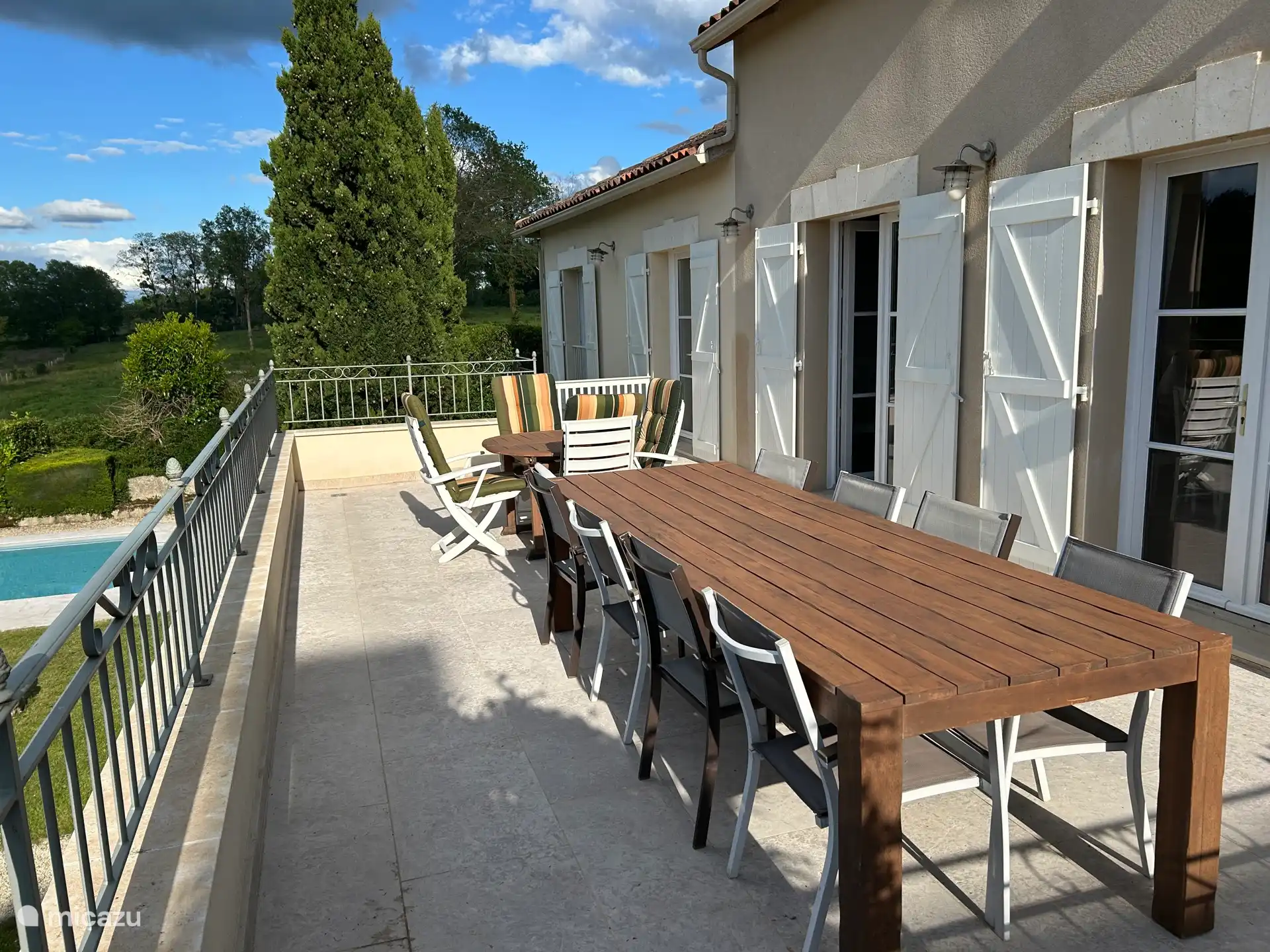 Boven terras met openslaande deuren.
