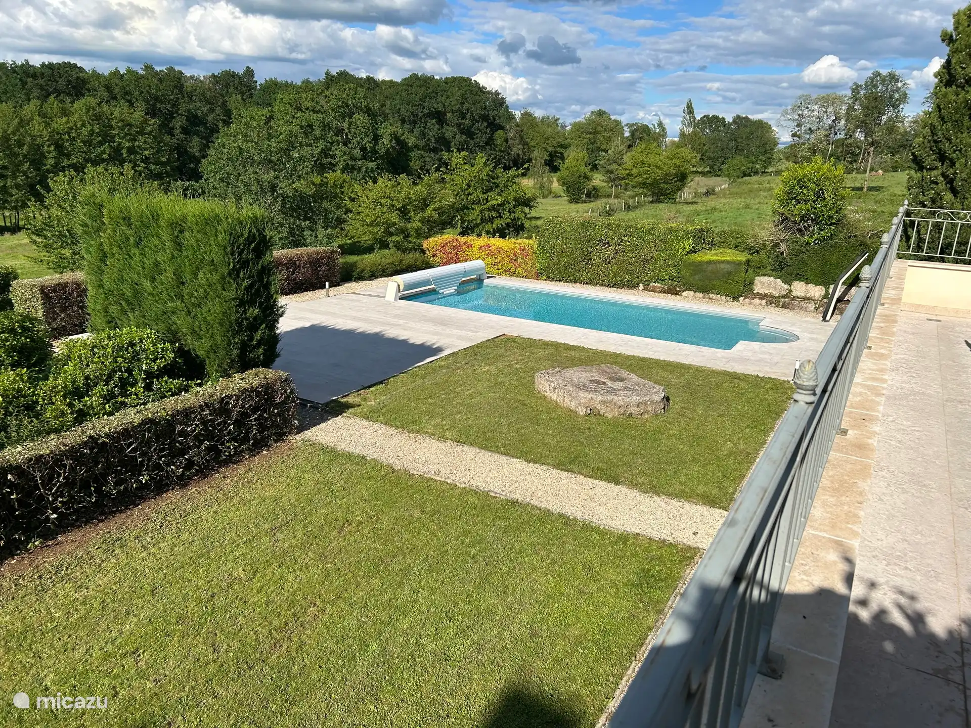 Uitzicht op het zwembad en omgeving vanaf het boven terras.