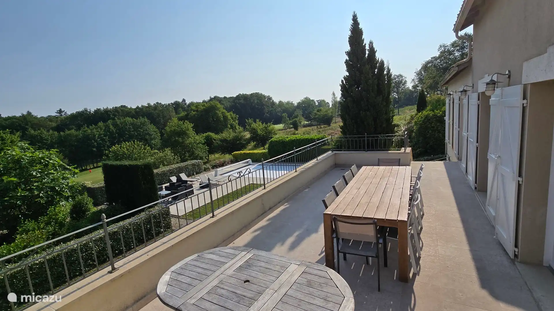Terrasse im Obergeschoss mit Blick auf Garten, Swimmingpool, Golfplatz