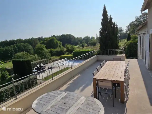 Vakantievilla Fleur de Lys huren in Frankrijk, Charente, Rouzède - villa terras boven met uitzicht op tuin, zwembad, golfbaan
