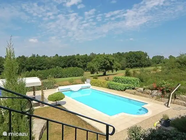Vakantievilla Fleur de Lys huren in Frankrijk, Charente, Rouzède - villa tuinzicht met zwembad en golfbaan