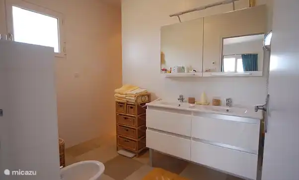 Privates begehbares Badezimmer 1 (im Schlafzimmer 1) mit Toilette, Bidet, Doppelwaschbecken und begehbarer Dusche