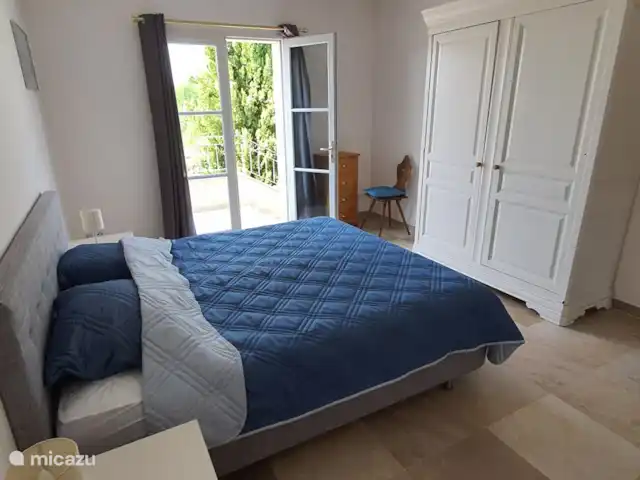 Vakantievilla Fleur de Lys huren in Frankrijk, Charente, Rouzède - villa Slaapkamer 2 met ruime kast en openslaande deuren naar terras, boxspring 1.80 x 2.00m, 2x eenpersoons dekbed