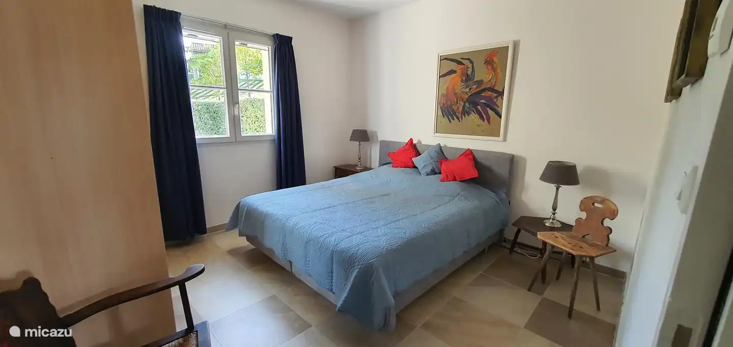 Schlafzimmer 3, Boxspringbett 1,80 x 2,00 m, 2x Einzelbettdecke, geräumiger Kleiderschrank