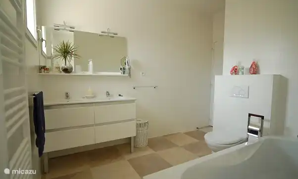 Badezimmer 2 mit Toilette, Doppelwaschbecken, Badewanne und ebenerdiger Dusche