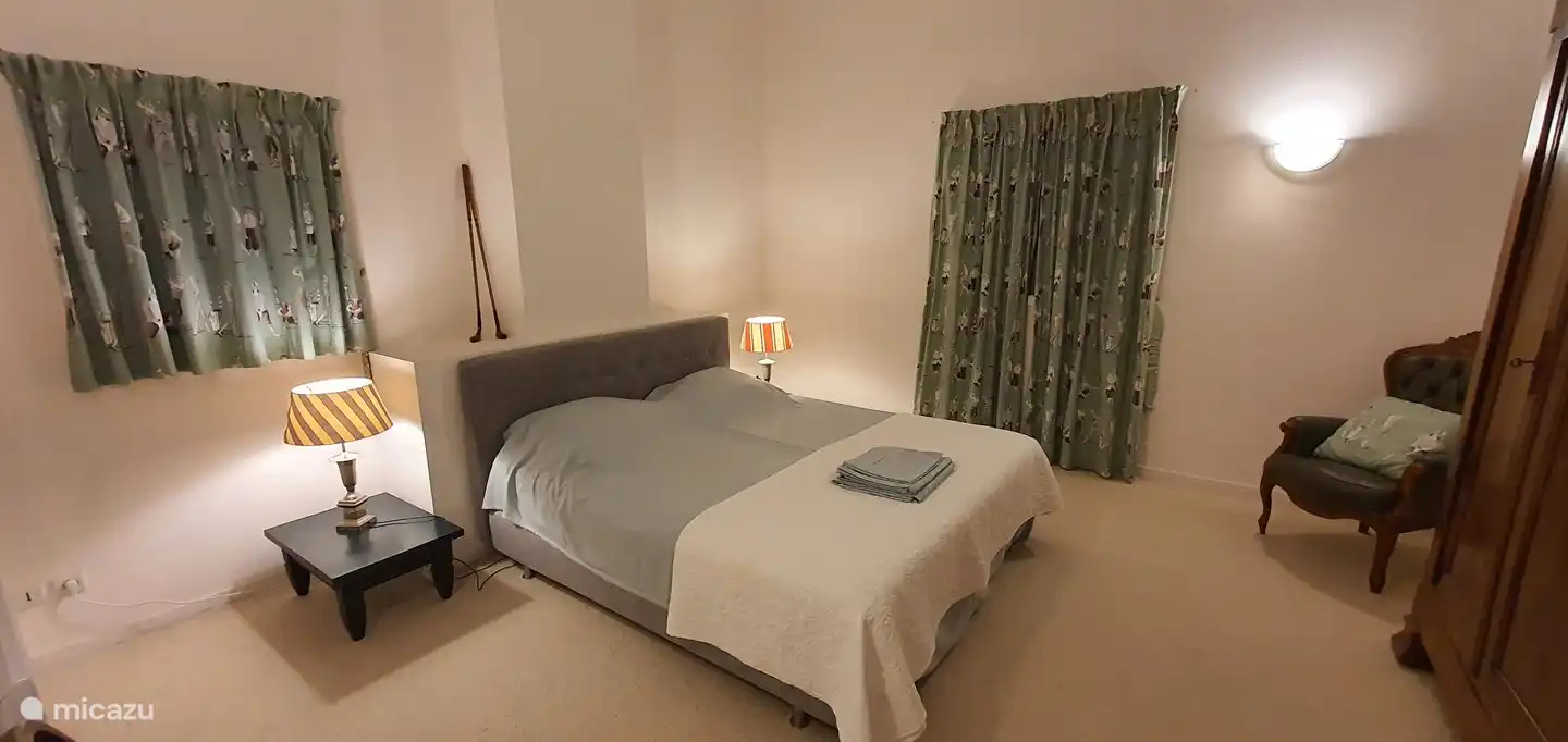 Schlafzimmer 4 (Turmzimmer, hohe Decke), geräumiger Kleiderschrank, Zugang zum privaten begehbaren Badezimmer (3), 2x Einzelbettdecke,