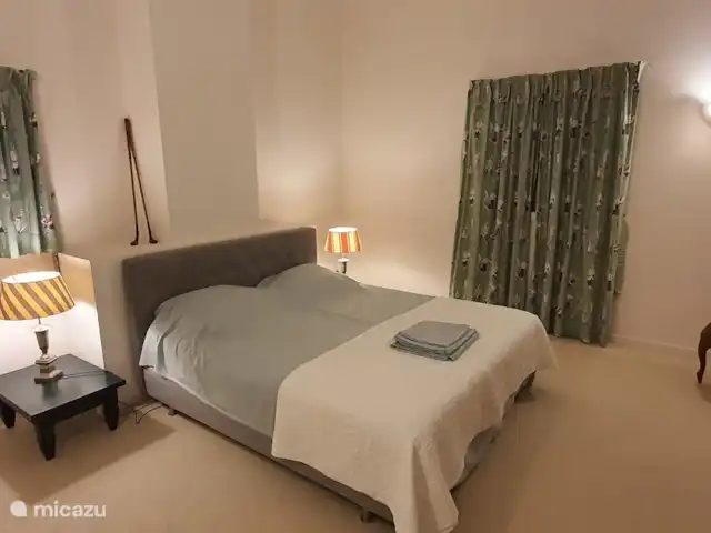 Vakantievilla Fleur de Lys huren in Frankrijk, Charente, Rouzède - villa slaapkamer 4 (torenkamer, hoog plafond), ruime kast, toegang tot privé inloopbadkamer (3), 2x eenpersoons dekbed,