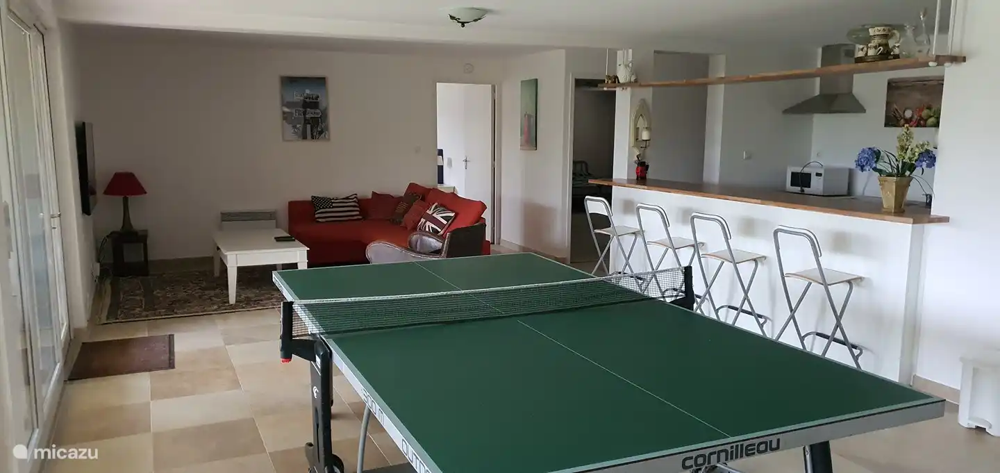 Relax-Wohnzimmer 2 mit großem Fernseher, Loungebereich, Tischtennis und Bar mit ausgestatteter Küche (Erdgeschoss)