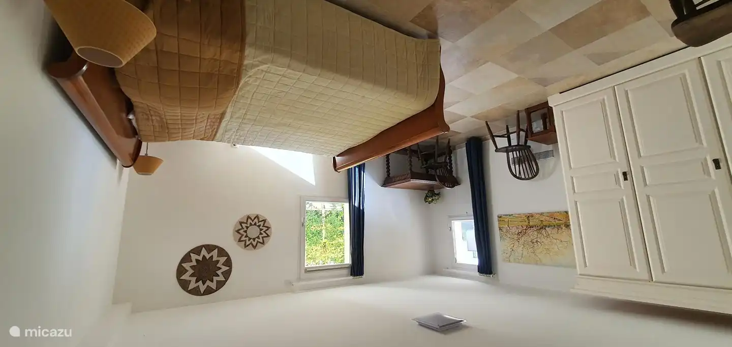 Schlafzimmer 5 (Erdgeschoss) mit Kingsize-Bett aus Kirschholz, geräumigem Kleiderschrank und Schreibtisch