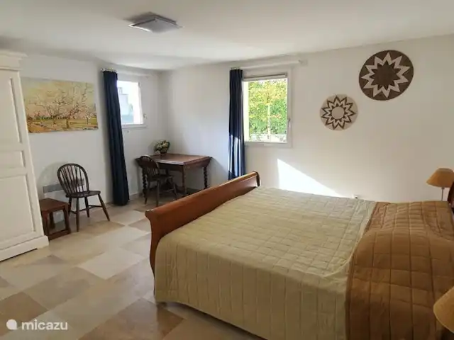 Vakantievilla Fleur de Lys huren in Frankrijk, Charente, Rouzède - villa Slaapkamer 5 (benedenverdieping) met kersenhouten king-size bed, ruime kleding kast en bureau