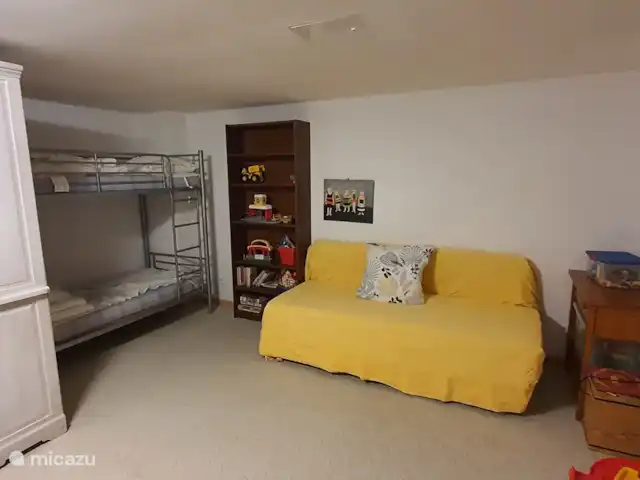 Vakantievilla Fleur de Lys huren in Frankrijk, Charente, Rouzède - villa slaapkamer 7 kinderkamer (benedenverdieping), 1x stapelbed en 3x eenpersoons bed, met speelgoed, spellen en kledingkast