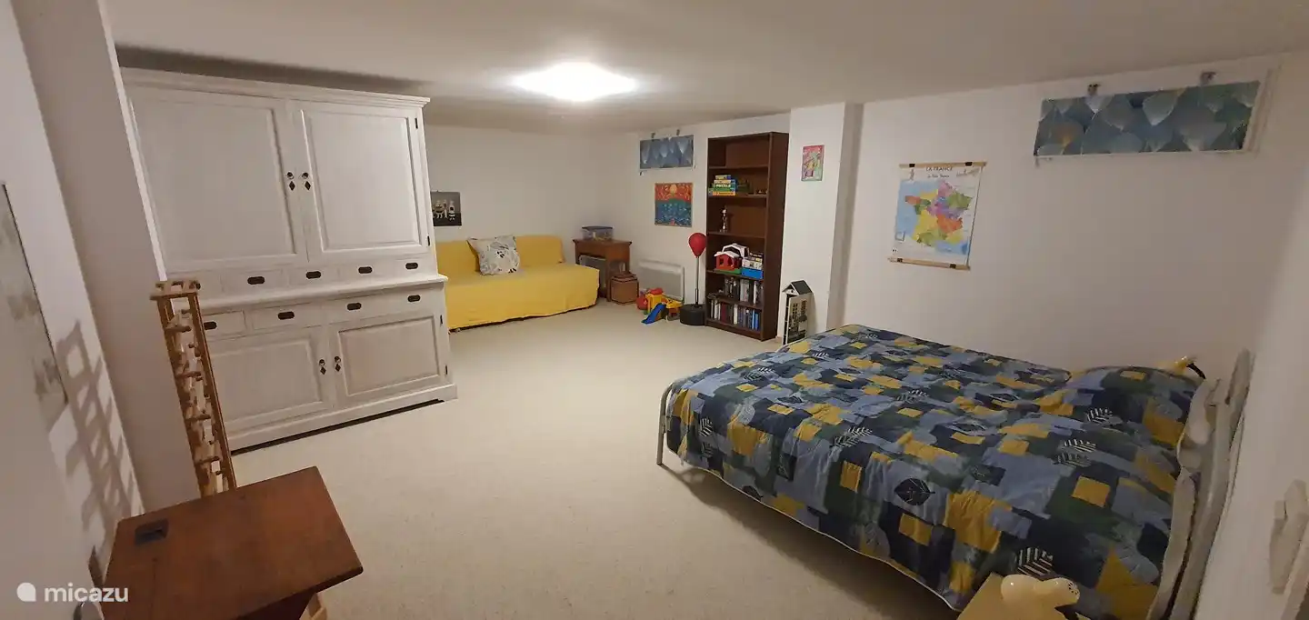 Schlafzimmer 7 Kinderzimmer (Erdgeschoss), 2x Einzelbett mit Spielzeug, Spielen und Kleiderschrank