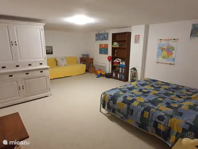 Vakantievilla Fleur de Lys huren in Frankrijk, Charente, Rouzède - villa slaapkamer 7 kinderkamer (benedenverdieping), 1x stapelbed en 3x eenpersoons bedden, met speelgoed, spellen en kledingkast
