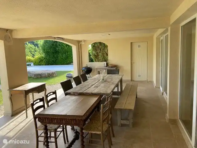 Terrasse 2 (Erdgeschoss) mit großem Esstisch mit Sitzbank und Stühlen, Grill, Infrarotsauna, Terrassenheizstrahler.