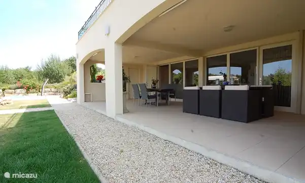 Terrasse 2 überdacht (EG)