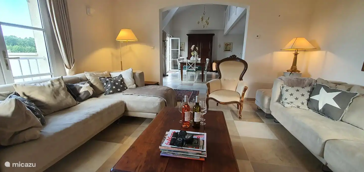 Wohn-/Lounge mit Gaskamin und LED-TV