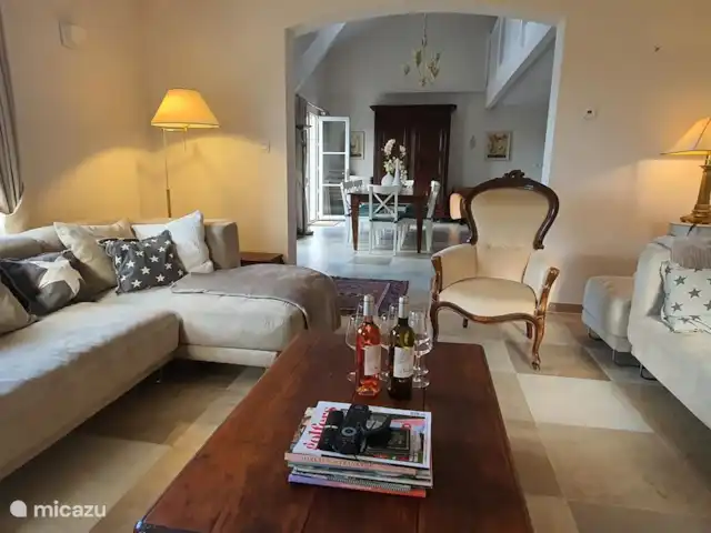 Vakantievilla Fleur de Lys huren in Frankrijk, Charente, Rouzède - villa Zitkamer / lounge met gashaard en ledtelevisie