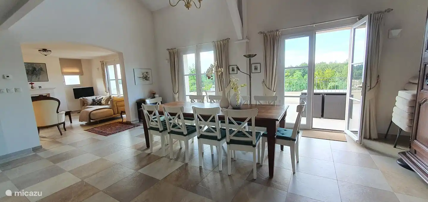 Esszimmer mit Blick auf den Garten