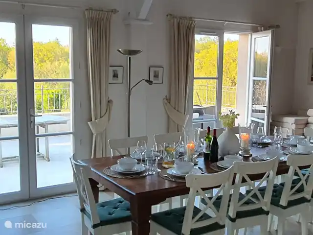 Vakantievilla Fleur de Lys huren in Frankrijk, Charente, Rouzède - villa Eetkamer met gedekte tafel en uitzicht op terras en tuin/golfbaan