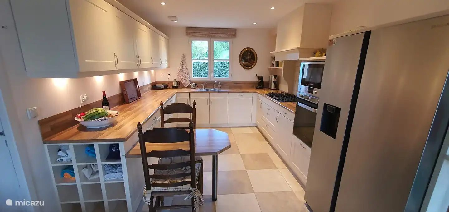 1. Küche, gut ausgestattet mit Backofen, Geschirrspüler, Mikrowelle, amerikanischem Kühlschrank, Herd, Senseo- und Filterkaffeemaschine und Gas-Glasherd