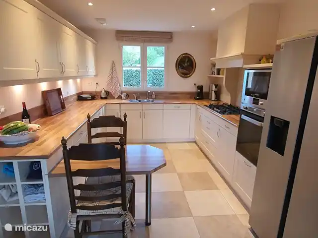 Vakantievilla Fleur de Lys huren in Frankrijk, Charente, Rouzède - villa 1e keuken, goed uitgerust met o.a. oven, vaatwasser, magnetron, Amerikaanse koelkast, cooker, Senseo en filterkoffieapparaat en gas op glas fornuis
