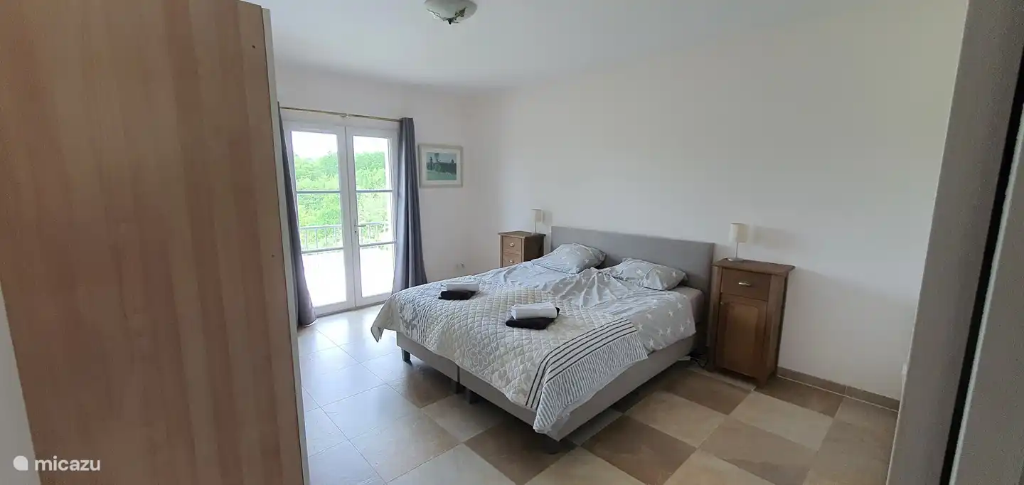 Schlafzimmer 1 mit sehr geräumigem Schrank, Gartenblick und eigenem Bad (1), Boxspringbett 1,80 x 2,00 m, 2x Einzelbettdecke