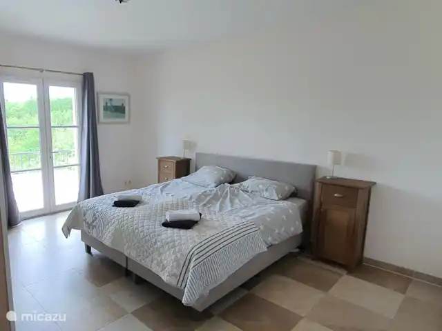 Vakantievilla Fleur de Lys huren in Frankrijk, Charente, Rouzède - villa Slaapkamer 1 met zeer ruime kast, tuinzicht en privébadkamer (1), boxspring 1.80 x 2.00m, 2x eenpersoons dekbed