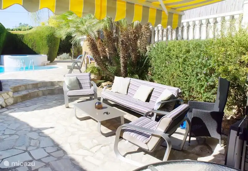 Sitting room outside by the pool