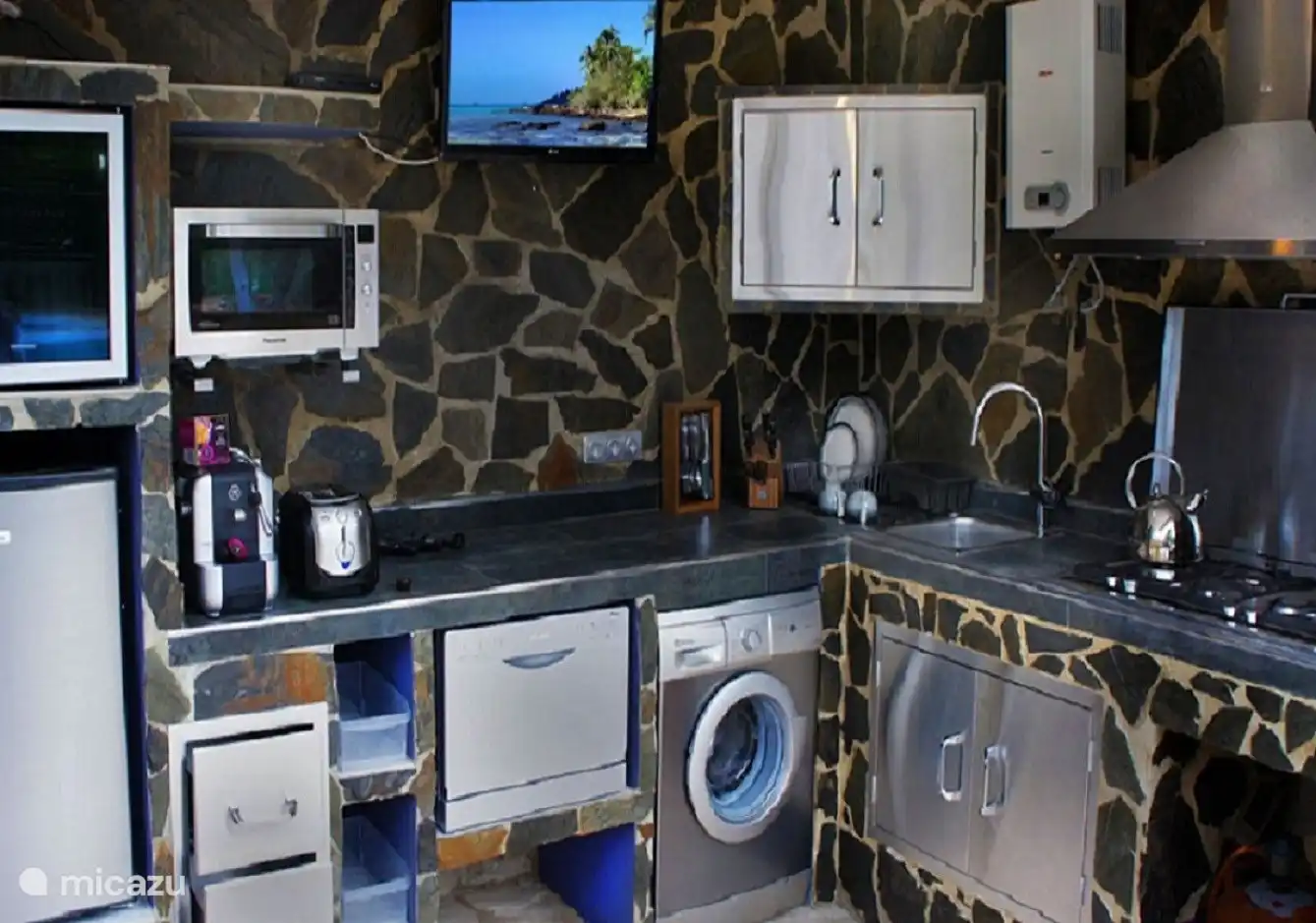 Outdoor kitchen by the pool