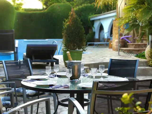 Palm Villa Valence | Espagne, Valence, Valence (ville) - villa Coin repas extérieur au bord de la piscine