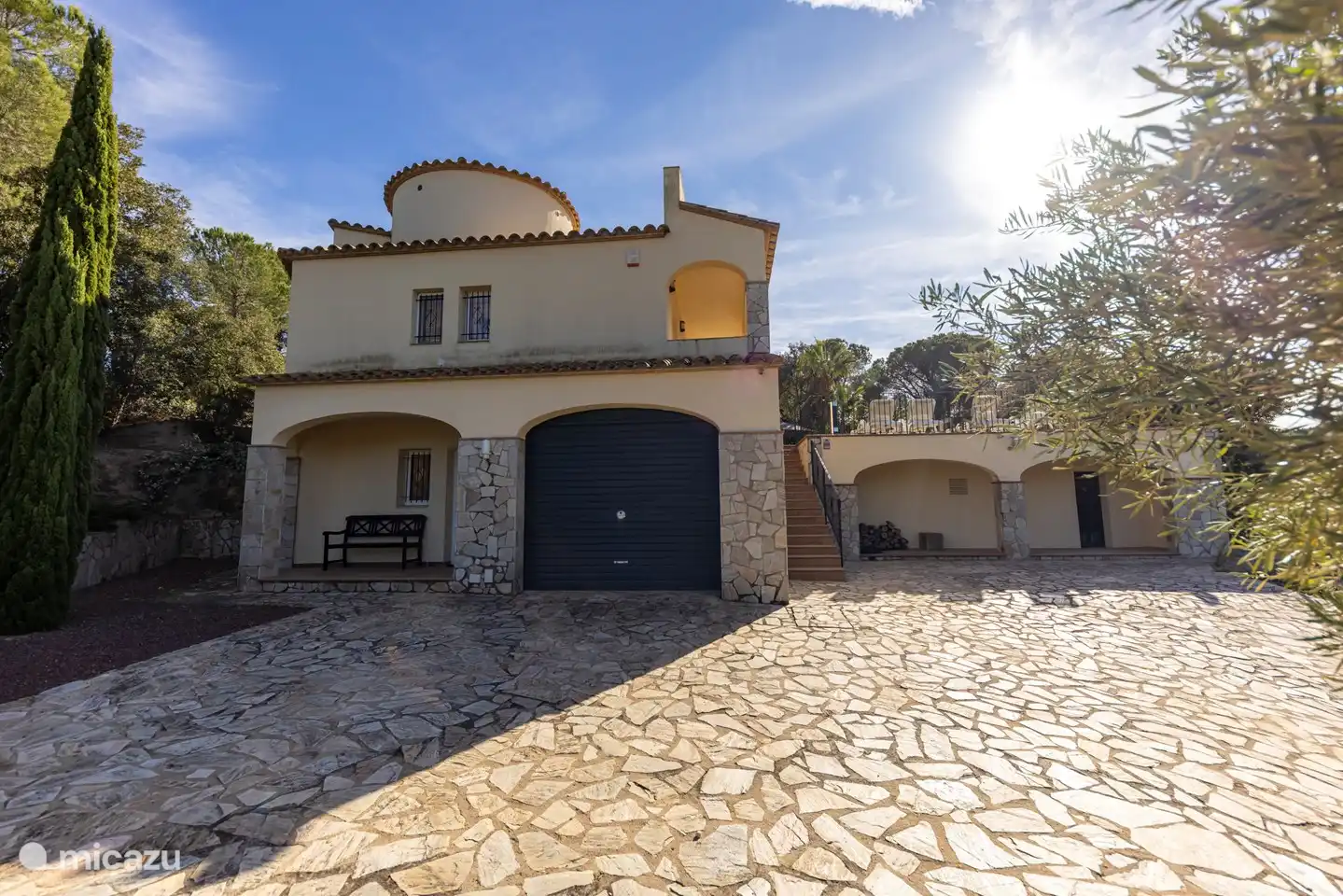 espace devant la villa pour 3 voitures