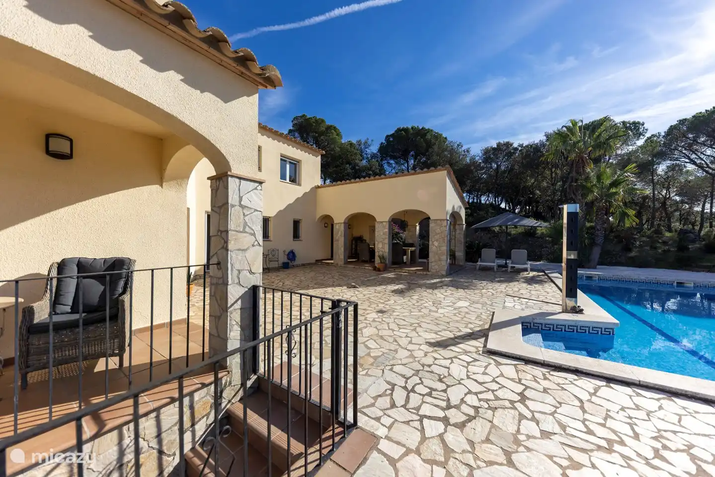 petit balcon devant le salon avec entrée sur la terrasse