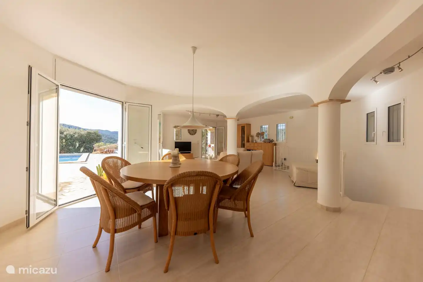 salon spacieux, avec portes-fenêtres donnant sur le jardin