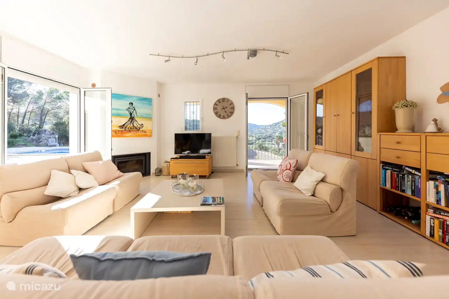 salon avec portes-fenêtres donnant sur le balcon et sur le jardin