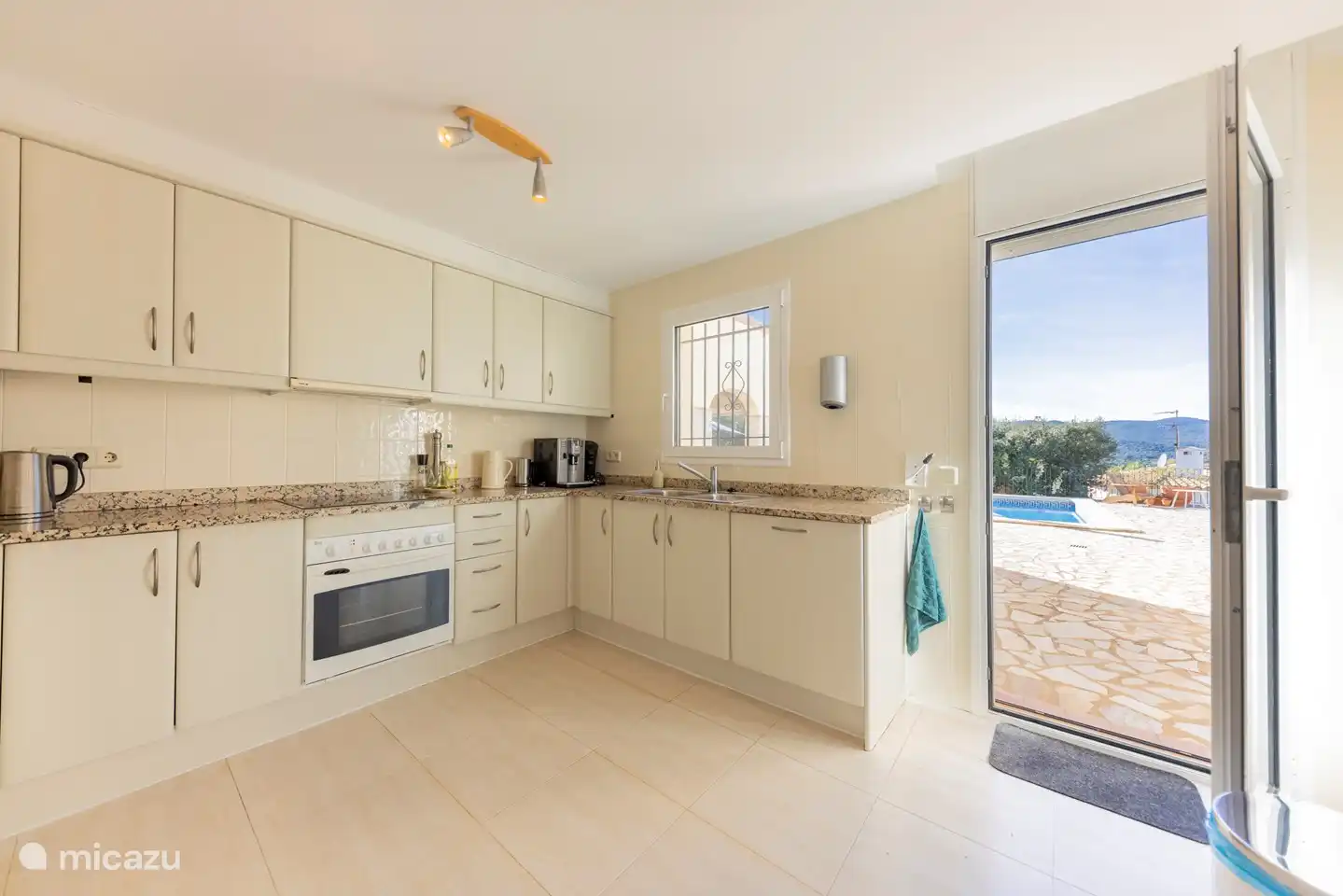 cuisine avec porte patio donnant sur la terrasse