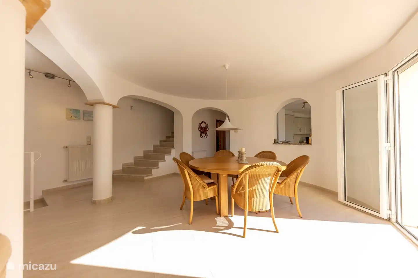 table à manger ronde confortable avec vue sur la cuisine