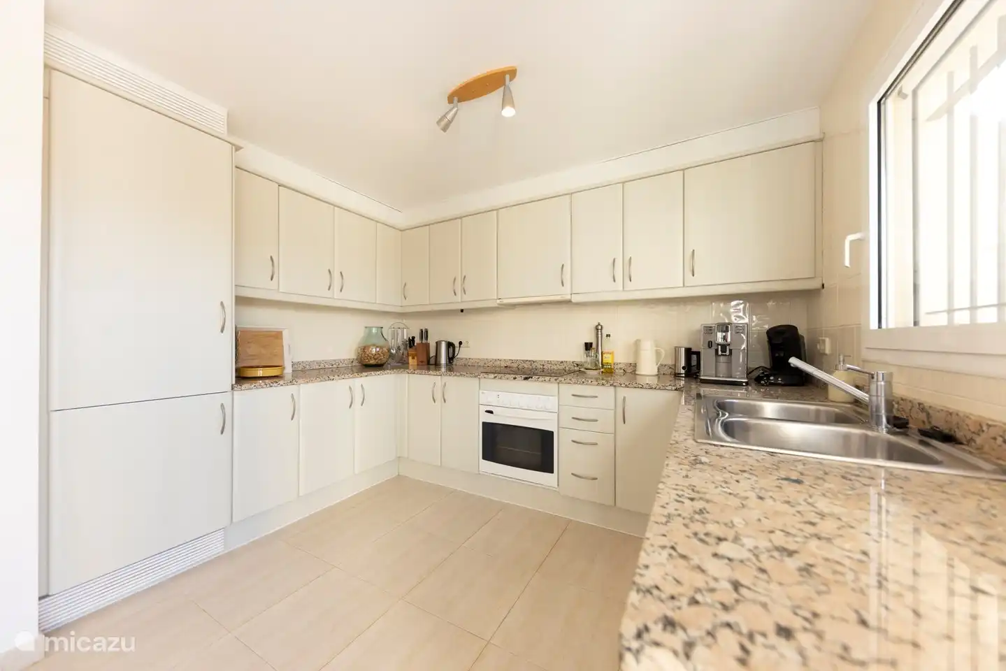 cuisine spacieuse dans la villa