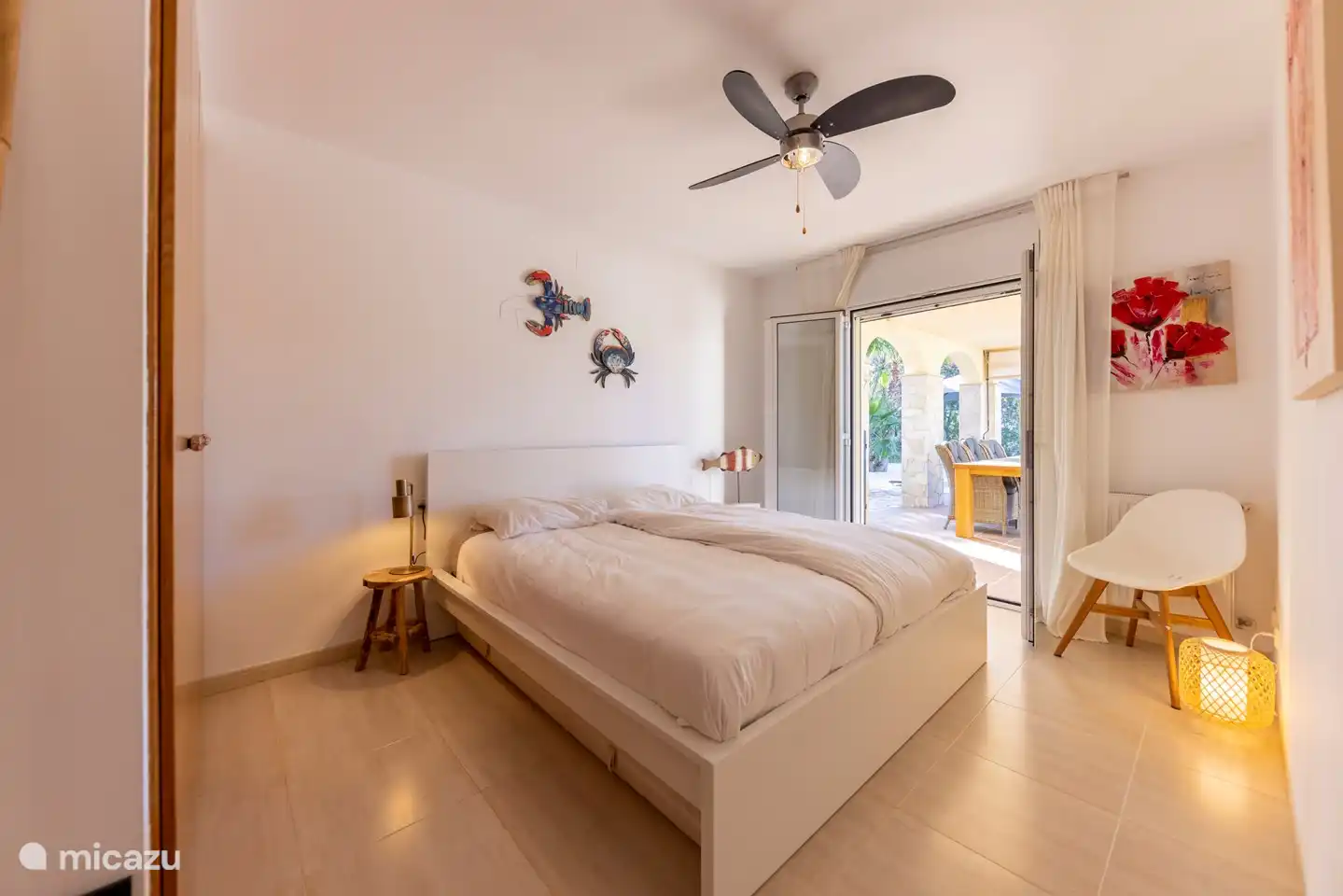 chambre au rez-de-chaussée avec portes-fenêtres (avec moustiquaires contre la vermine) donnant sur le porche