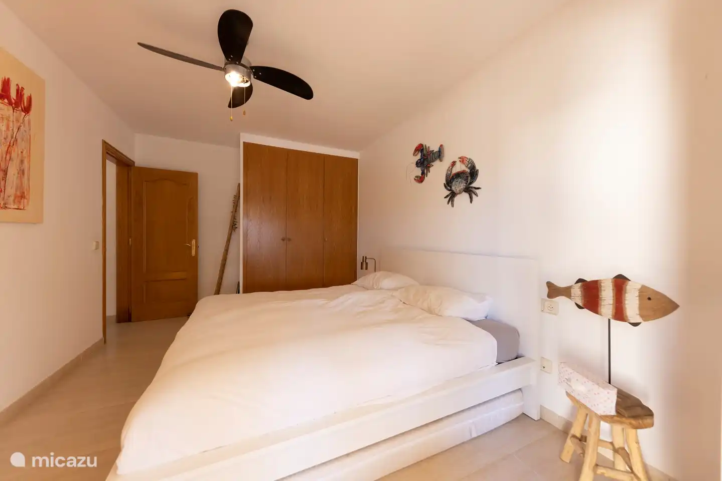 Chambre au rez-de-chaussée avec ventilateur et placards