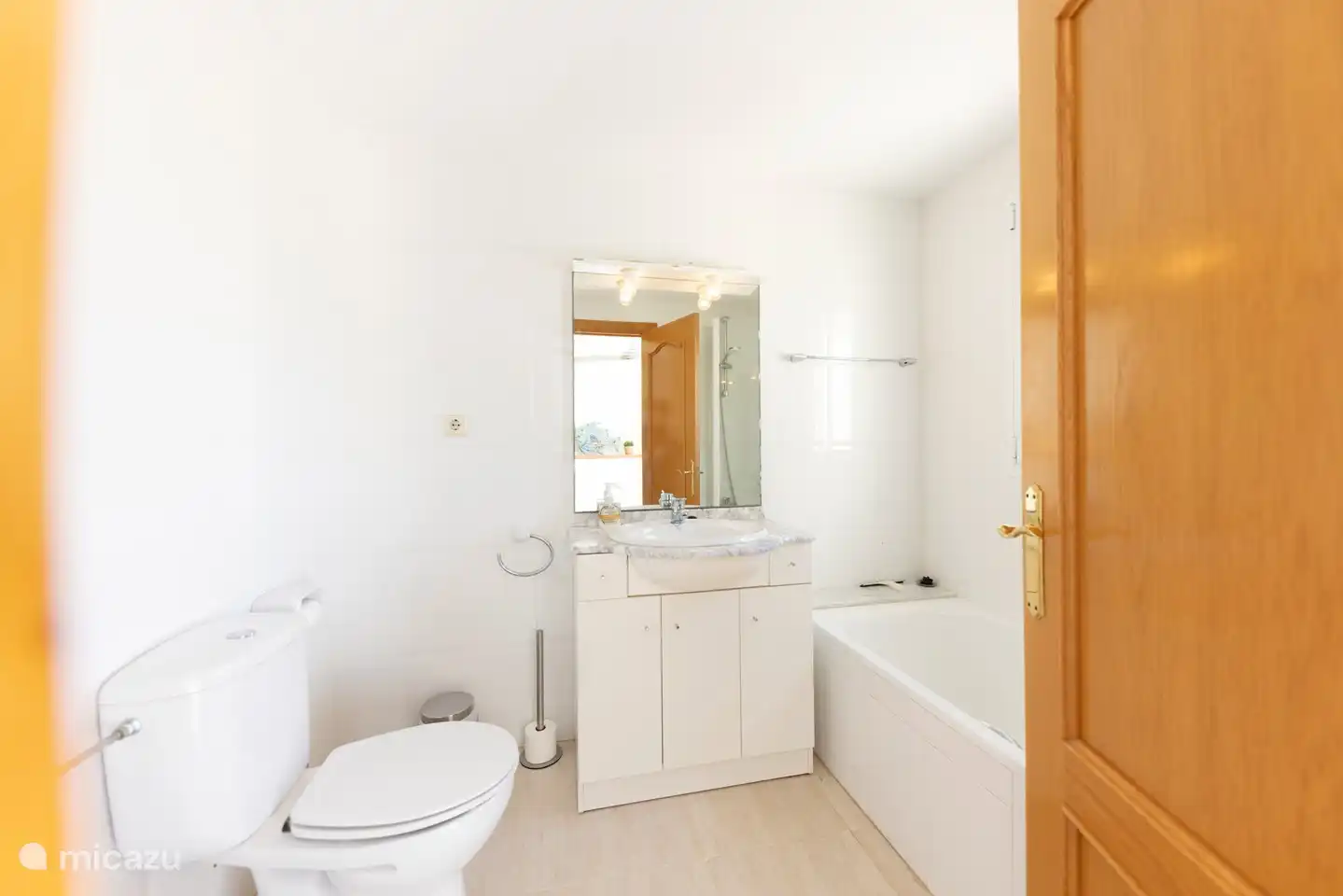 salle de bain attenante à la chambre