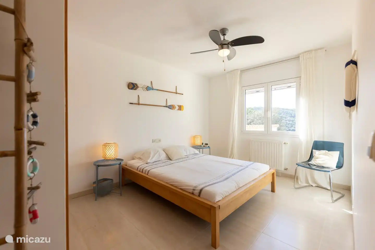 Chambre pour 2 personnes, avec ventilateur de plafond et moustiquaires