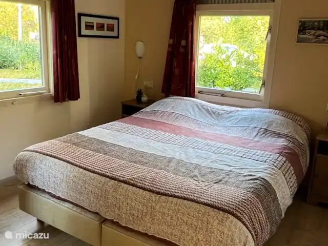 Maison de plain-pied 48 | Pays-Bas, Drenthe, Exloo - bungalow Chambre 2
1 sommier tapissier 2 personnes avec placard de rangement pour les vêtements.
