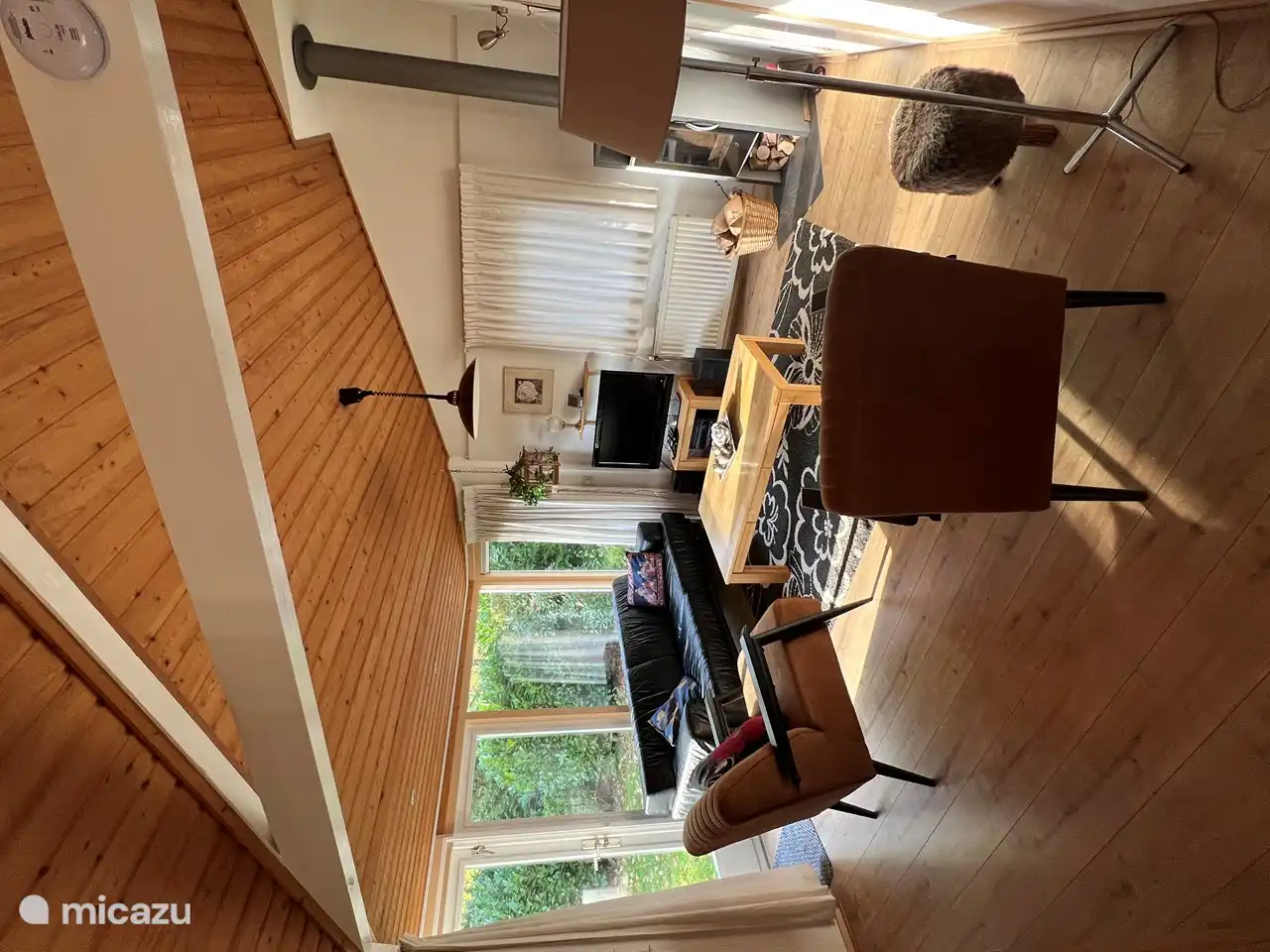 Beautiful spacious living room nicely furnished with a view of the beautiful garden. You can also open the terrace doors and use the terrace or the beautiful garden. garden furniture and parasol is available .